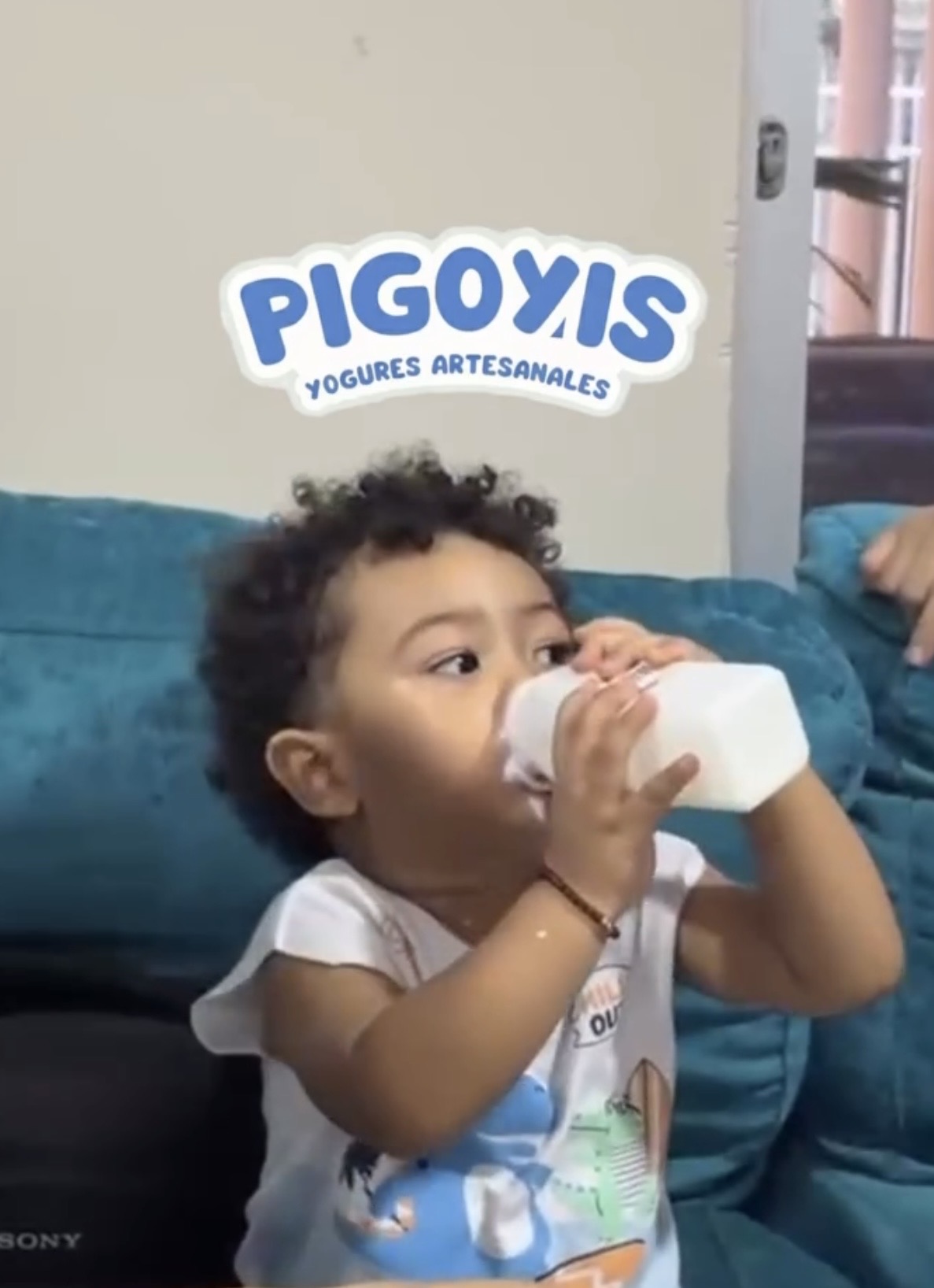 Pequeño cliente Pigoyis disfrutando su yogur