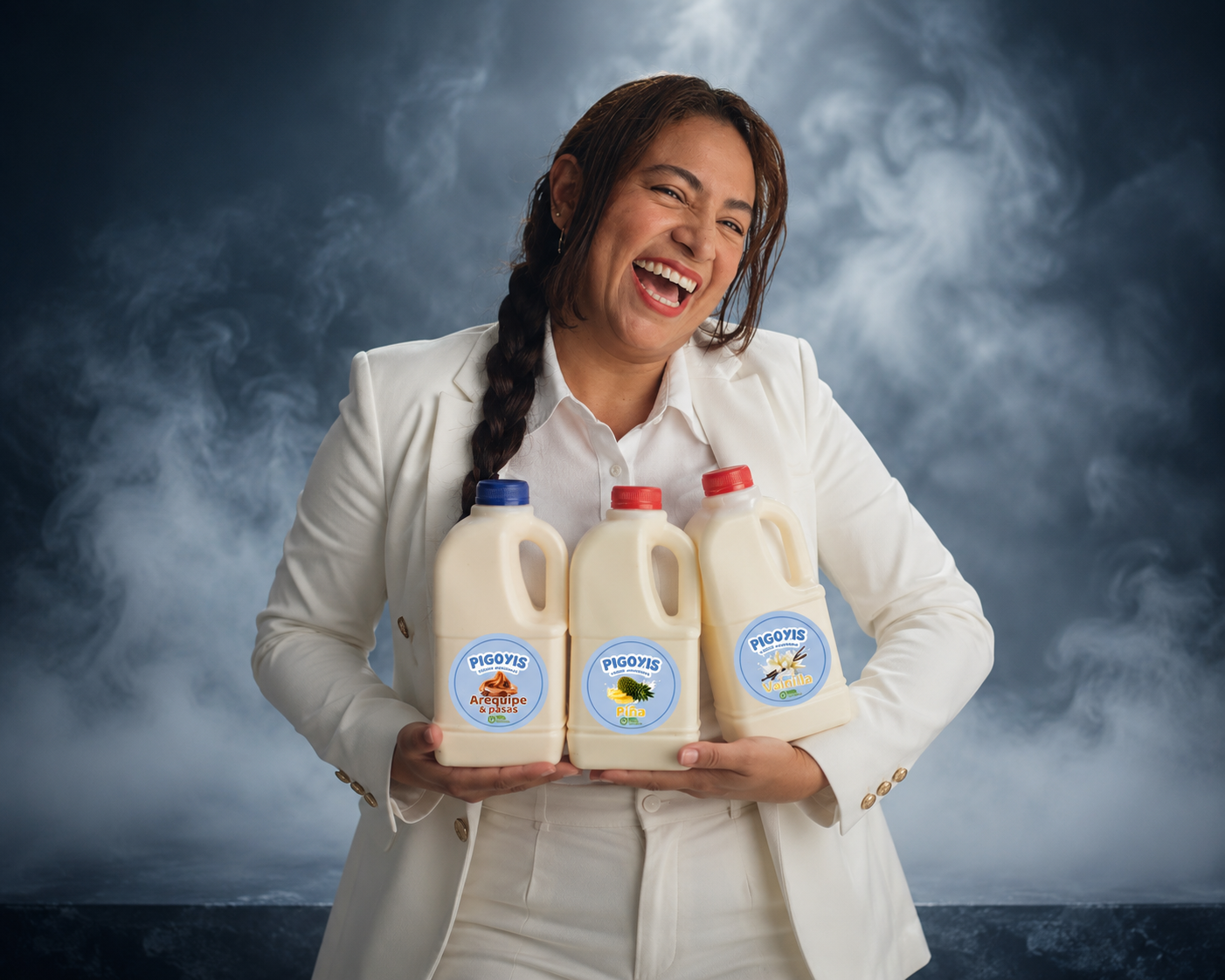 Fundadora de Pigoyis sonriendo con tres yogures artesanales